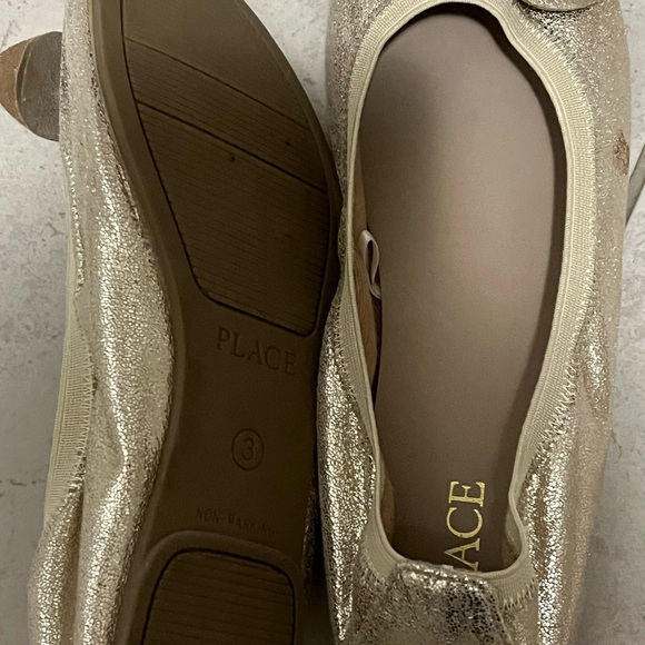 Girl’s golden flat shoes, Size US 3 Y - Picture 3 of 3